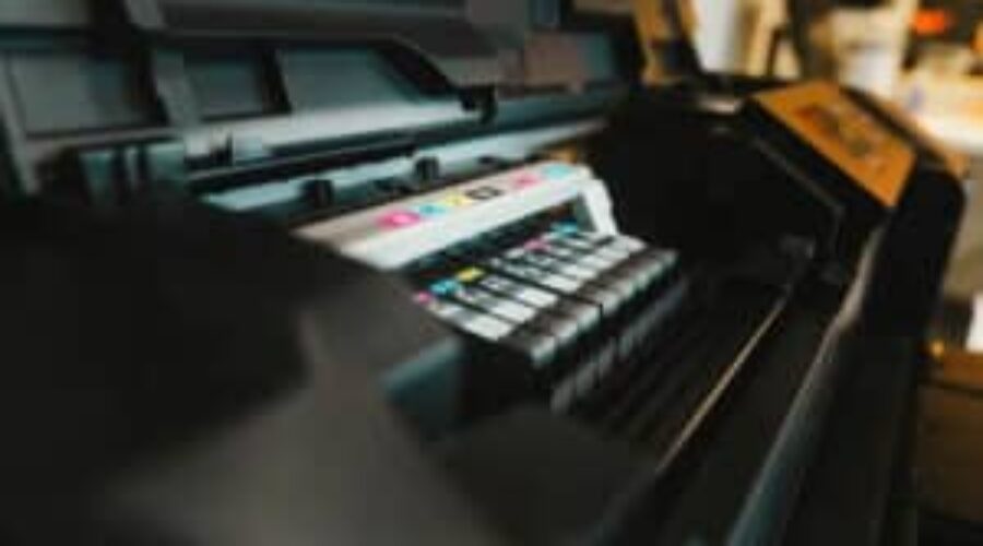 ¿Qué beneficios ofrecen las impresoras láser monocromáticas compactas en entornos de trabajo minimalistas?